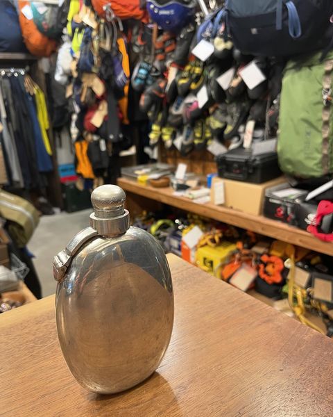 古いクッカーと山岳古書